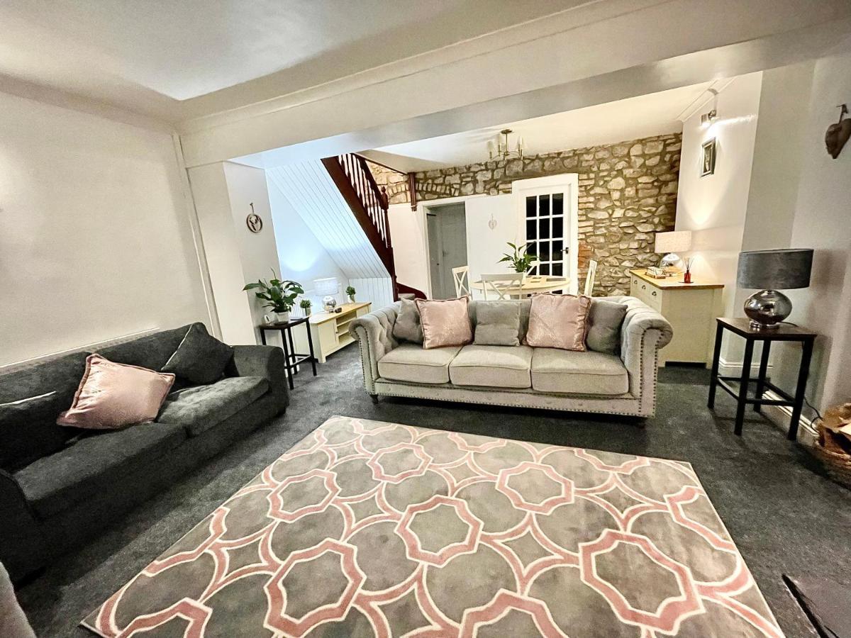 Traditional Cosy Pet Friendly Cottage By The Canal With Cymru Holidays 큼브랜 외부 사진